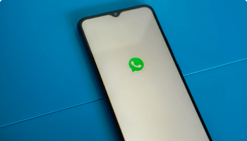 Imagem monstrando um celular com o aplicativo WhatsApp aberto